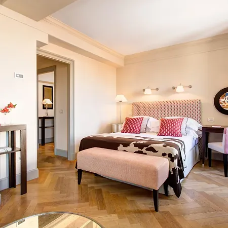 Отель Rocco Savoy 5*
